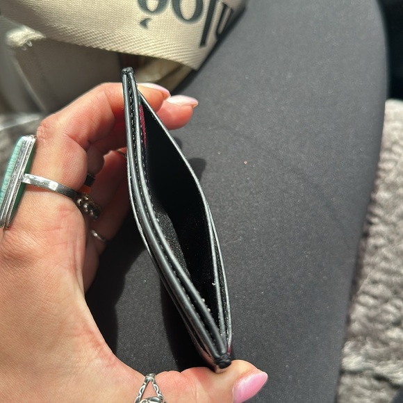 💖Kate Spade // small hand wallet with black background & red roses - Picture 3 of 3